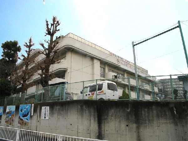 宮谷小学校(明治41年に創立された歴史ある小学校。学校教育目標は「自分を見つめ　ともに　未来をつくる子」です。)