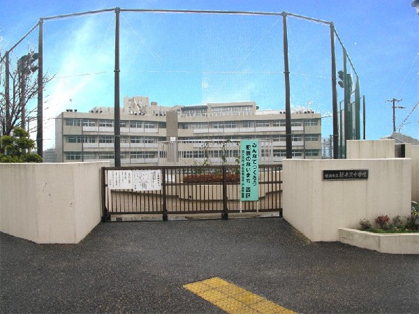 軽井沢中学校(横浜駅を見下ろす高台に位置する中学校。主体的に考え行動し、未来を切り拓く生徒の育成を目指します。)