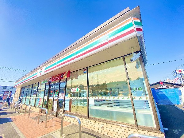 セブンイレブン横浜鶴見二ツ池店(時間を問わず、幅広い品物が揃うコンビニ。駐車スペースも広く、お車でも安心して立ち寄る事が出来ます。)