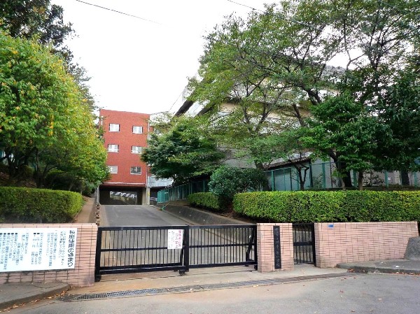 獅子ケ谷小学校(獅子ヶ谷市民の森が近くにあり、自然環境に恵まれている小学校。全校遠足は縦割りで異学年が交流します。)