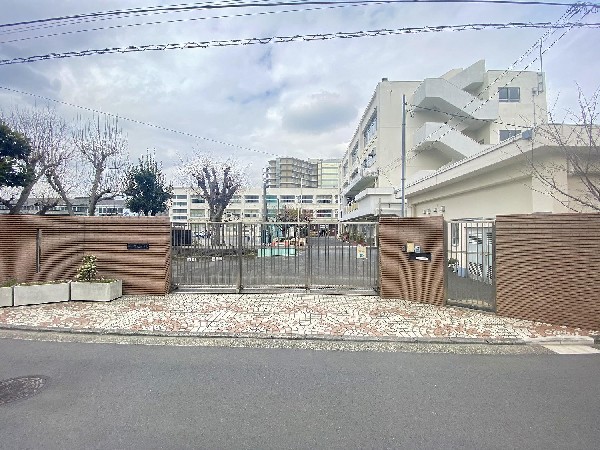 下末吉小学校(鶴見川と三ツ池公園の間にあるアットホームな小学校。教育目標は「強く 正しく 共に生きる下末吉の子」。)