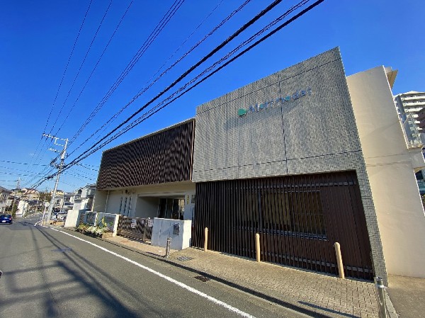 森の台保育園(広い園庭と明るく綺麗な園舎の保育園。英語教育や体操教室も行い、自然と関わりながら成長できる園です。)