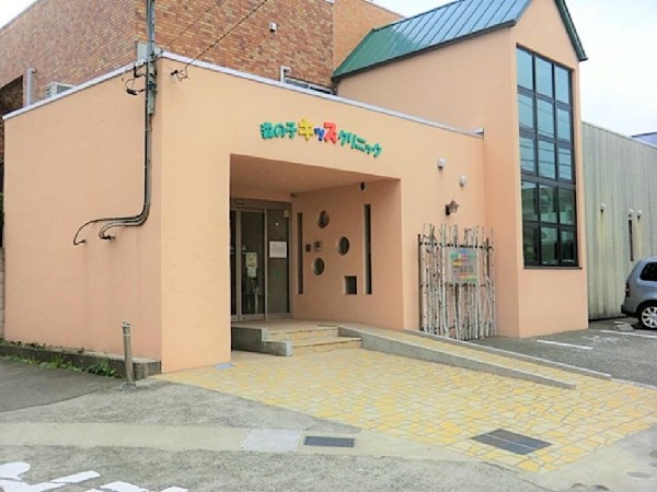 森の子キッズクリニック(携帯から24時間、診察の予約する事が出来ます。駐車場も14台分あり、キッズスペースも完備されています  )