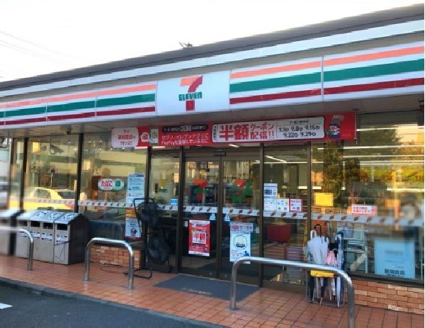 セブンイレブン森の台店(時間を問わず、幅広い品物が揃うコンビニ。日常生活に深く関係する最重要施設として欠かせない存在です。)