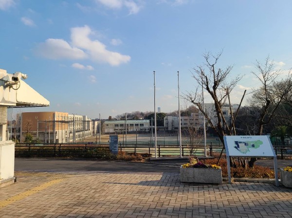 森村学園幼稚園(子どもが主体となって考え、活動できるよう導きます。野菜をテラスや畑で育てて食育も重視しています。)