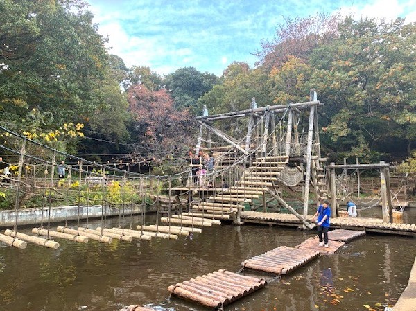 つくし野フィールドアスレチック(自然体感型の運動施設で、50種目のバラエティ豊かな遊具が並ぶ。BBQ場も併設されており、一日中楽しめます。)