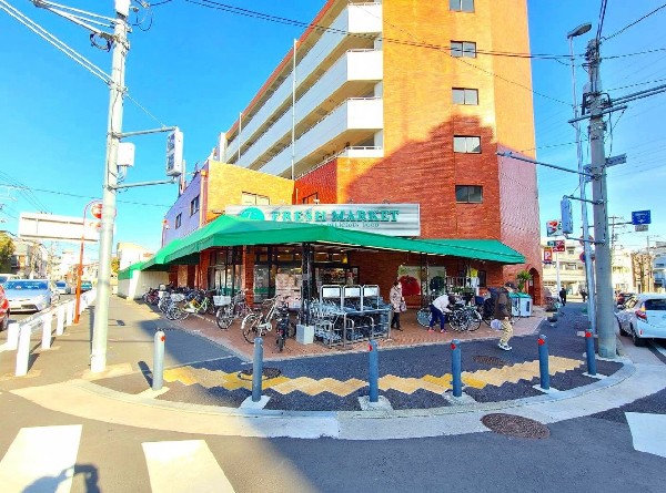 トップフレッシュマーケット岸根店(コンパクトな店内に安心の商品が並ぶスーパー。営業時間は10～22時。酒取扱いあり。宅配サービス有。)