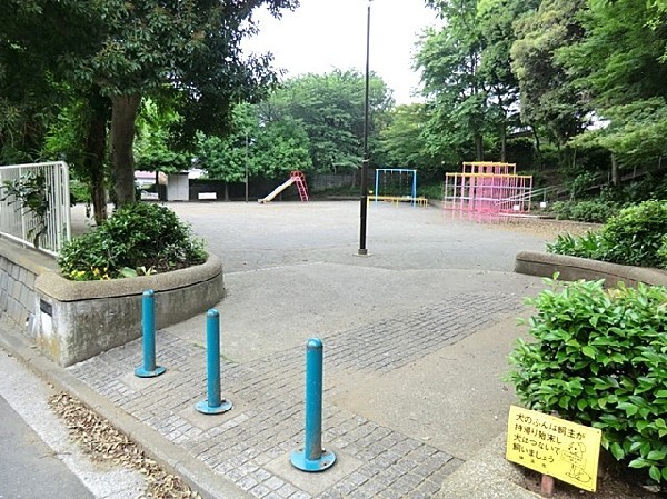 諏訪坂公園(季節ごとに桜やアジサイが咲く、緑豊かで静かな公園。滑り台やジャングルジムがあり遊具も充実しています。)