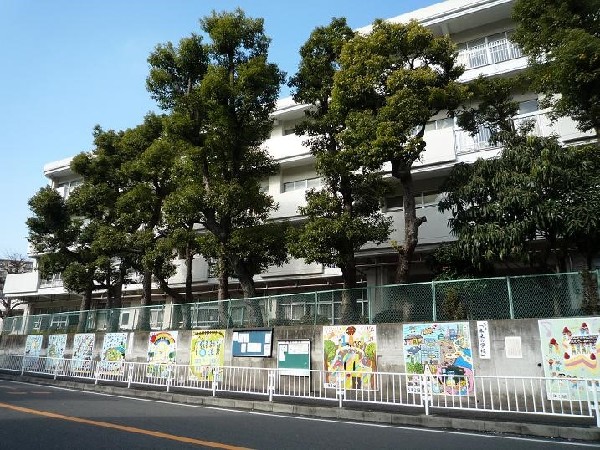 宮谷小学校(明治41年に創立された歴史ある小学校。学校教育目標は「自分を見つめ　ともに　未来をつくる子」です。)