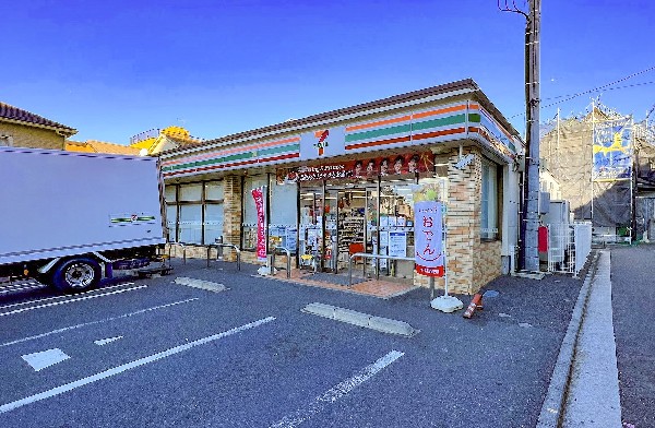 セブンイレブン伊勢町3丁目(時間を問わず、幅広い品物が揃うコンビニ。駐車スペースも広く、お車でも安心して立ち寄る事が出来ます。)