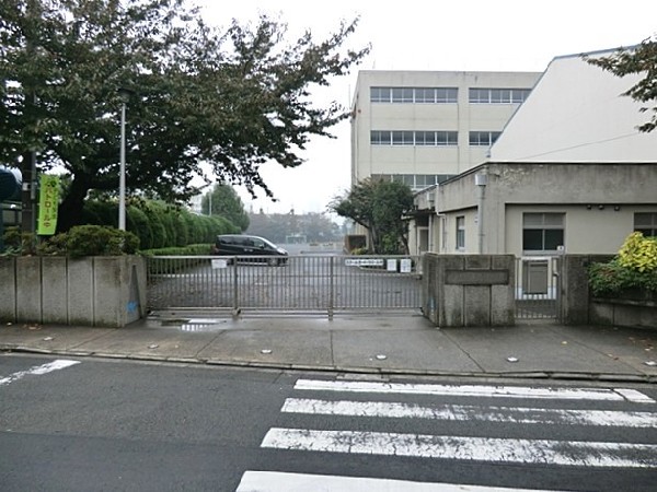 浦島小学校(大正9年に創設された歴史ある学校。小高い丘の上にあり、4階からは、みなとみらい地区が一望できます。)