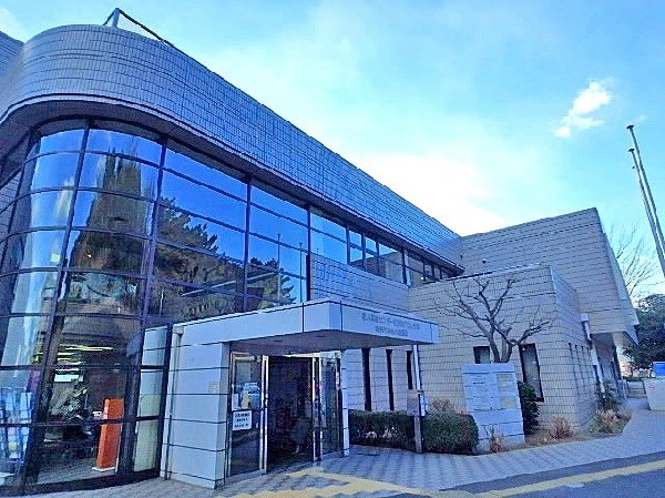 神奈川図書館(絵本コーナーのソファや、児童コーナーに学習スペースなどがあり、子連れでゆったり過ごせる図書館です。)