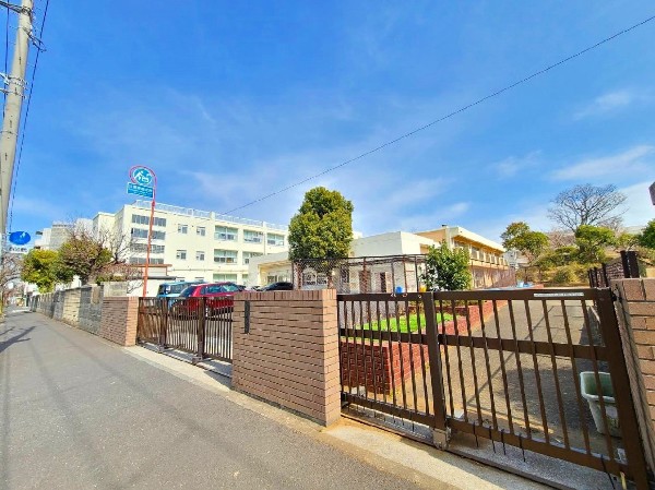 潮田小学校(各学年3～4クラスの小学校です。教育目標は「自分大好き　友だち大好き　潮田大好き」です。)