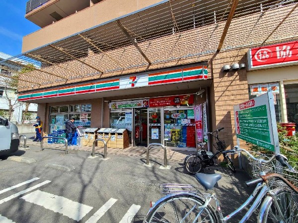 セブンイレブン横浜平安町2丁目店(近くて便利、期待以上の品質を提供するコンビニ。注文、店舗受取、配達可能なセブンミール取扱有。)
