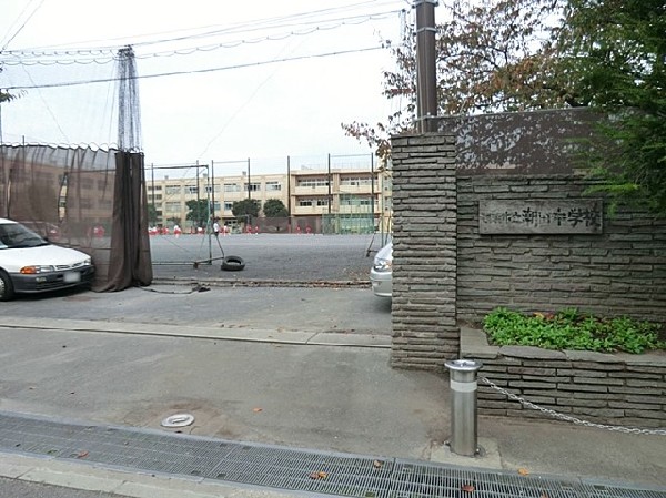 潮田中学校(部活動が活発で、なかでも剣道部とマーチングバンドは全国大会で優勝や準優勝している強豪校です。)