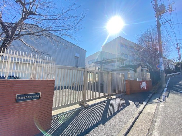 寺尾小学校(「トリムコース」という山道があるため、アスレチックをしたり生き物観察をしたりと自然の中で成長できる。)