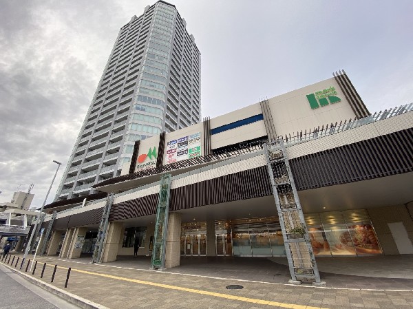 マルエツ長津田駅前店(駅から徒歩1分、帰宅時の買い物に便利なスーパーです。ドラッグストア、飲食店、美容室、郵便局等が隣接。)