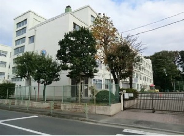長津田第二小学校(緑に囲まれた自然豊かな小学校。全教室にエアコンを設置済みで、一年中快適に授業を受ける事ができます。)