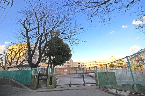 鴨居小学校(各学年２～３クラス、設立は明治７年の歴史ある小学校です。教育目標は「かもいのなかま一人じゃないよ」)