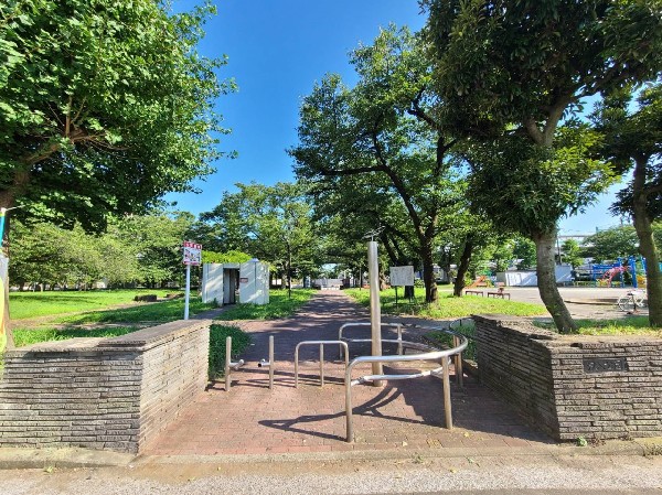 汐入公園(芝生が心地良い「ふれあい広場」、花で囲まれた「日時計」、子どもに人気の「複合遊具」等の施設が充実。)