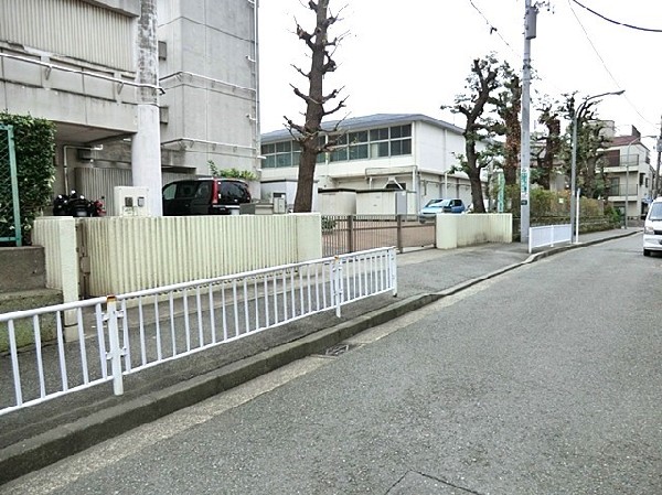 戸部小学校(伊勢町にある1学年2クラス程の小規模校。明治6年に創立された学び舎から続く、歴史ある小学校です。)