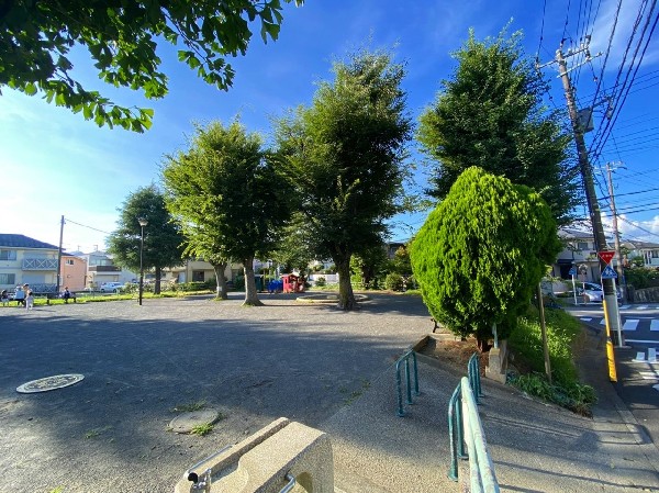 後谷公園(車輪の形をした市電記念碑があり、汽車の遊具が特徴的な公園。季節になると桜や紫陽花が綺麗に咲きます。)