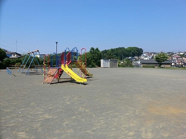 上菅田みはらし公園(ブランコや複合遊具、広々とした開放的な広場がある公園。お子様も思いっきり身体を動かして遊べそうです。)