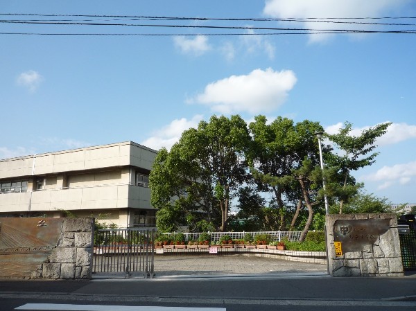 松本中学校(丘の上にある自然豊かな中学校。フラワーアレンジメント部や演劇部、女子サッカー部など部活動が充実している。)