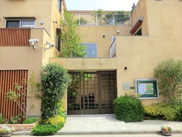 みなみ台保育園(園舎は安全性・自然素材にこだわった造りになっています。リトミックや英会話などのカリュキュラムも豊富)