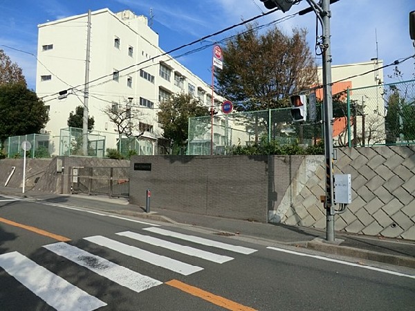 馬場小学校(住宅街にある小学校。体育館が新しく設備が充実している。教育目標は「自らかがやく子　ともにかがやく子」)