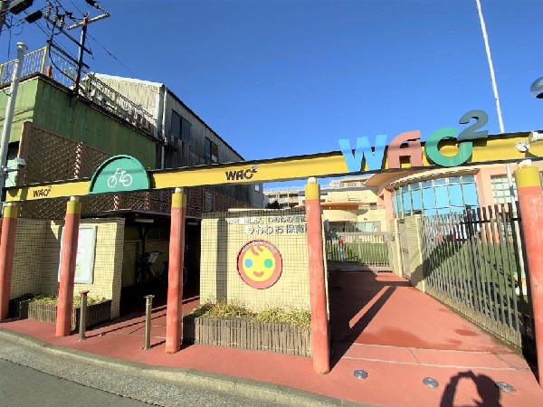 わおわお保育園(広い園庭でのびのびと体を動かしたり、歌やリズム、外国の先生による英会話など、様々なカリキュラムで対応。)