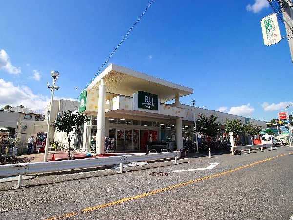 FUJI馬場店(鮮度・旬・グレードにこだわった商品を提供。ベーカリーコーナーでは美味しい焼き立てパンを購入できます。)