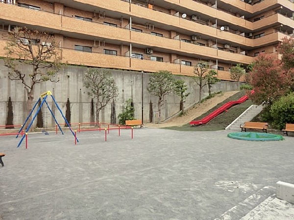 北寺尾第四公園(斜面を利用した大きな滑り台のある公園。砂場、ブランコもあります。住宅街の中にあり落ち着いた雰囲気です。)