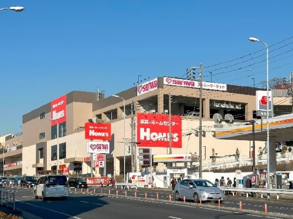 島忠ホームズ横浜鶴見店・スーパー三和横浜鶴見店(島忠ホームズの3階にあるスーパー、3階の駐車場に直結し車での買い物に便利。良質な商品を豊富に揃えている。)