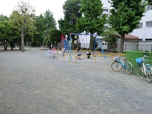 生麦公園(生麦小学校近くにある縦長の公園。滑り台やブランコのある遊具広場と多目的広場に分かれている。木陰あり。)