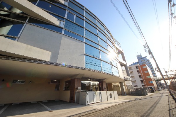 ヨコハマさくら保育園(線路沿いにある保育園で全6クラス、約90名の子供たちが過ごします。夏祭りや運動会など年間行事も充実。)