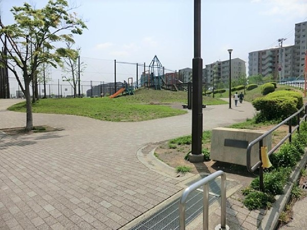 森の台中ノ谷公園(複合遊具の形状から「ロケット公園」として近隣の子供たちや森の台小学校の児童に親しまれています  )