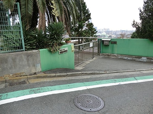 浅間台小学校(高台にあり見晴らしの良い小学校。各学年2クラスです。教育目標は「大地とともに育つ子 感じる・学ぶ・未来へ」。)