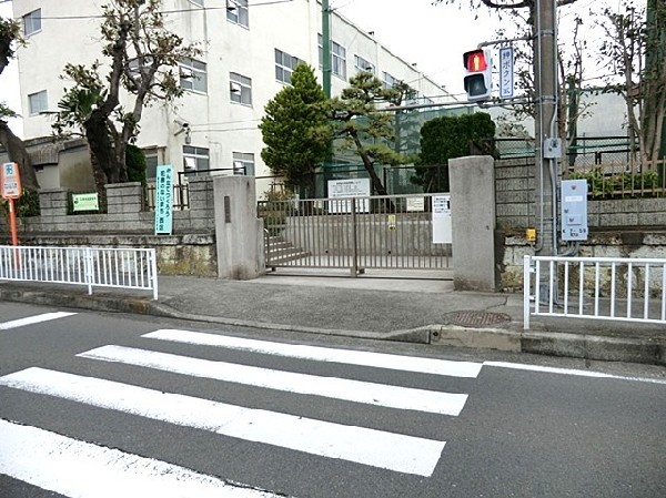 一本松小学校(1学年2クラス程の小規模校。近隣の4校で老松中ブロックを構成し、横浜型小中一貫教育を行っています。)