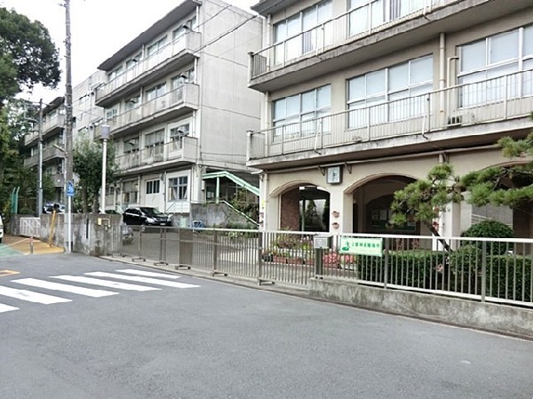 老松中学校(野毛山公園に隣接し、緑豊かな環境に位置しています。昭和22年創立、各学年4クラス程の中学校。)