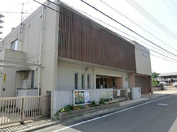 森の台保育園(広い園庭と明るく綺麗な園舎の保育園。英語教育や体操教室も行う。自然と関わりながら成長できる保育園。)