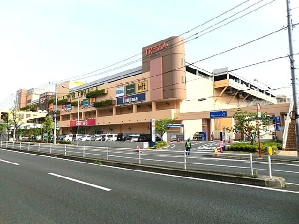 トレッサ横浜(オートモールを中心に「家族のアクティブライフ」を提案する専門店が約220店舗と勢揃い！大型駐車場あり)