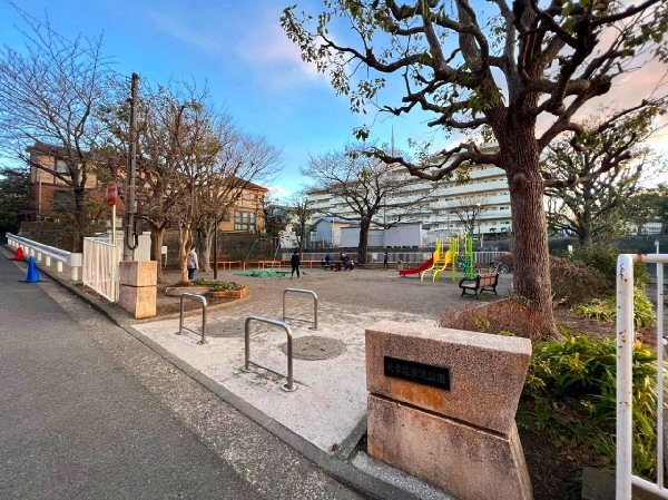 北寺尾渋沢公園(複合遊具、ブランコ、砂場と、遊具も充実しています。子供たちが走り回れるスペースも十分にあります。)