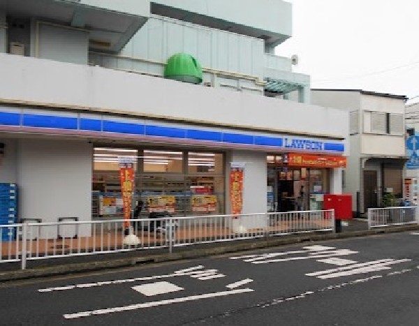 ローソン 横浜霞ヶ丘店(スイーツが人気のコンビニ。店内厨房で炊いたご飯や出来立て揚げ物を提供する、まちかど厨房取扱店です。)