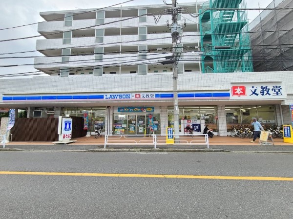 ローソン鴨居駅東店(スイーツが人気のコンビニ。店内厨房で炊いたご飯や出来立て揚げ物を提供するまちかど厨房取扱店です。)