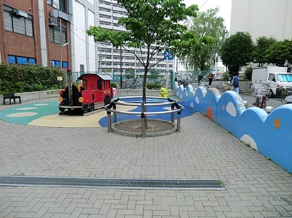 鴨居町北公園(鴨居駅南口にあるキレイに整備された公園です。汽車の遊具が特徴的で小さなお子様に人気があります。)