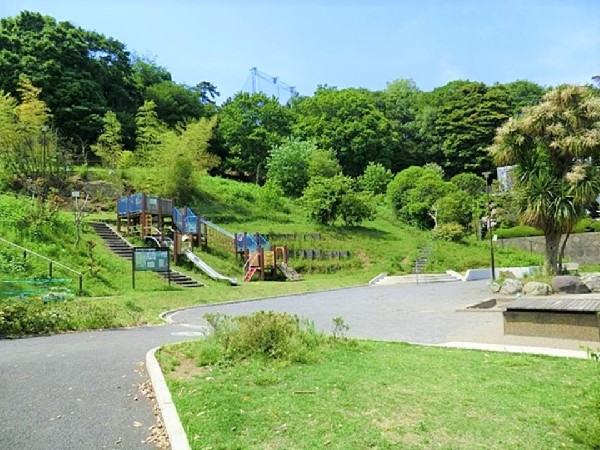西寺尾の丘公園(自然豊かな公園。小さい子どもから大きい子どもまで遊べるアスレチックと砂場、スプリング遊具が人気です！)