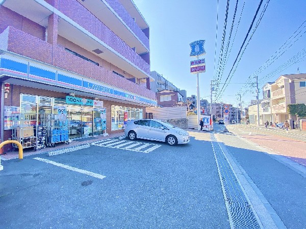 ローソン横浜北寺尾五丁目店(コーヒーやスイーツが人気のコンビニエンスストア。酒たばこ取扱い有。無料Wi-Fi有。駐車場有。)