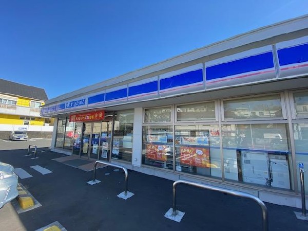 ローソン鶴見水道道店(スイーツが人気のコンビニ。店内厨房で炊いたご飯や出来立て揚げ物を提供するまちかど厨房取扱店。)