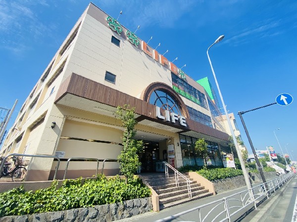 ライフ鶴見店(食品の他にも日用品や衣料品も取扱う大型スーパーです。書籍、１００円ショップ有。駐車場は164台可能。)